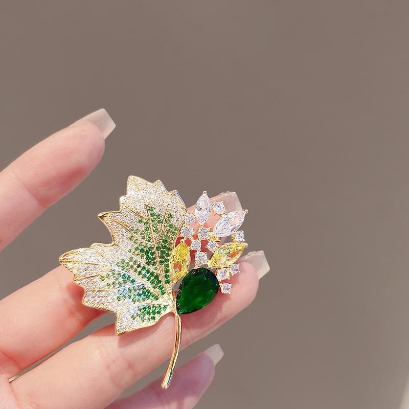 Exquisite Luxury Maple Leaves Brooch For Women Advanced Sense Rhinestone Corsage Suit Lapel Pins Clothing Accessories Gift
