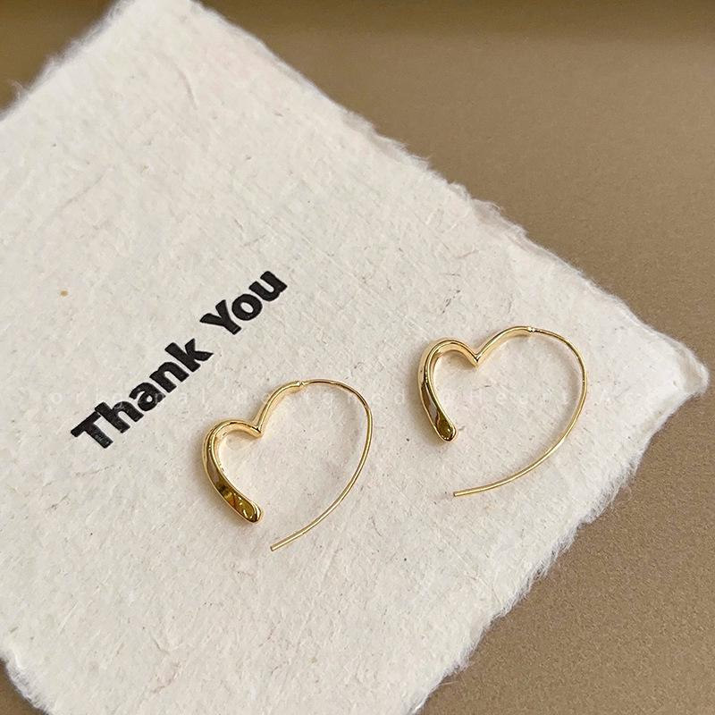 Elegant Sweetheart Earrings: Unique Hooks for Square & Round Faces