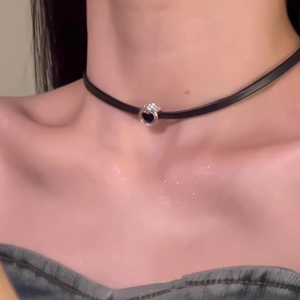 Deep Affection Black Heart Necklace: Versatile, High-End Clavicle Chain with a Sweet and Cool Design