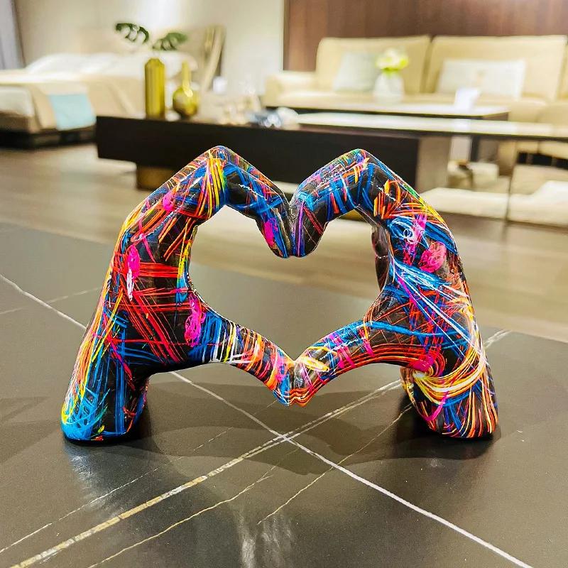 Farbenfrohe Liebesgesten-Ornament, Kunstharz-Handwerksdekoration für Zuhause, Wohnzimmer-Schreibtisch und Bücherregal, Paar, Valentinstagsgeschenk.