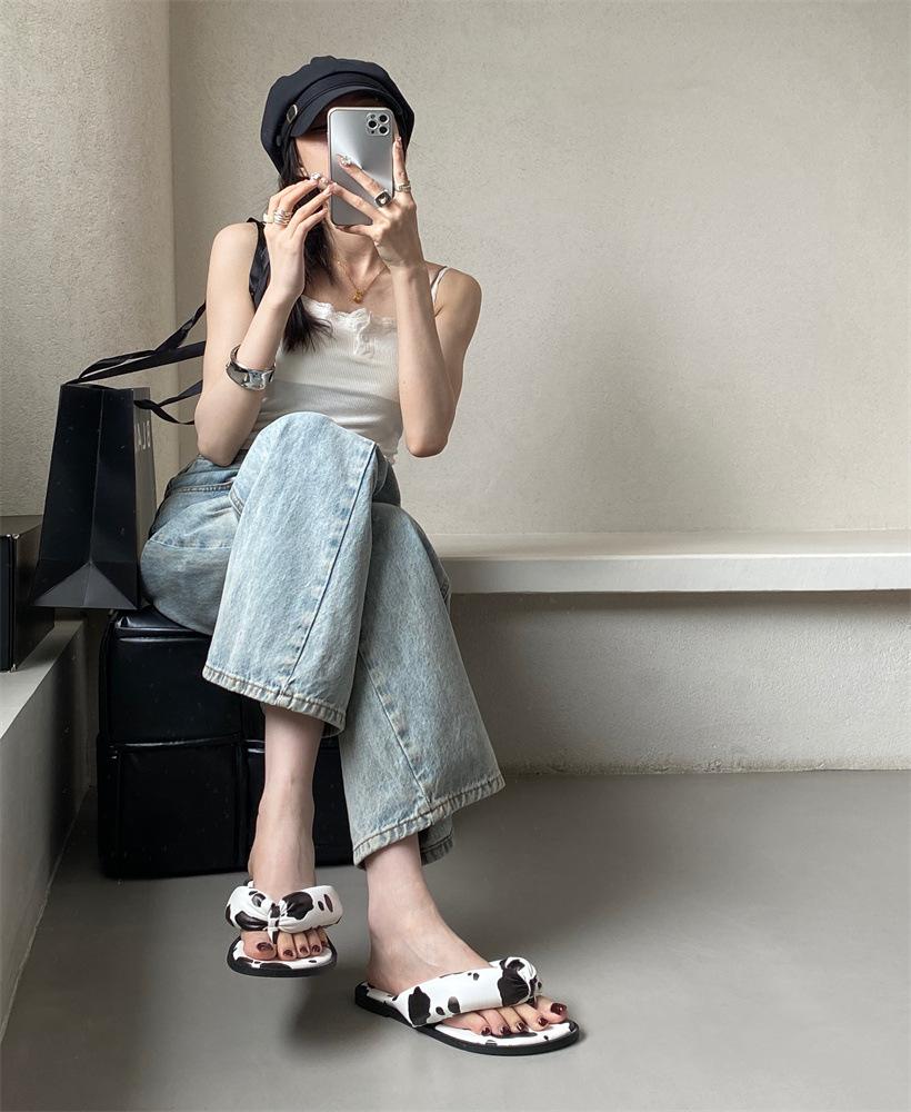 Flache Flip-Flops Damenschuhe 2025 neues Design Nischen-Leopardenmuster Zehensteg Urlaub Strand coole Slipper Damenschuhe