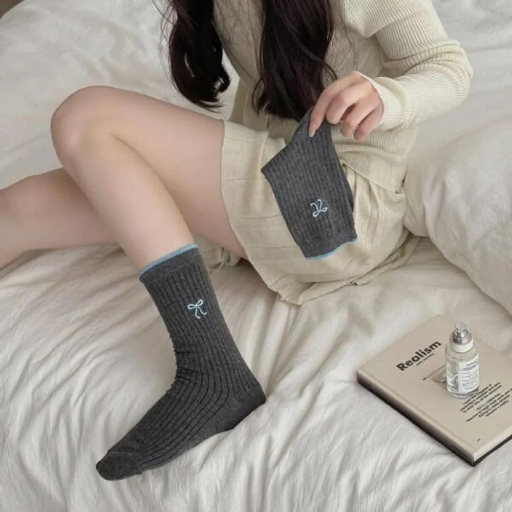 Mood Vibe Pretty Ribbon Color Block Ribbed Mid-Calf Women s Socks white