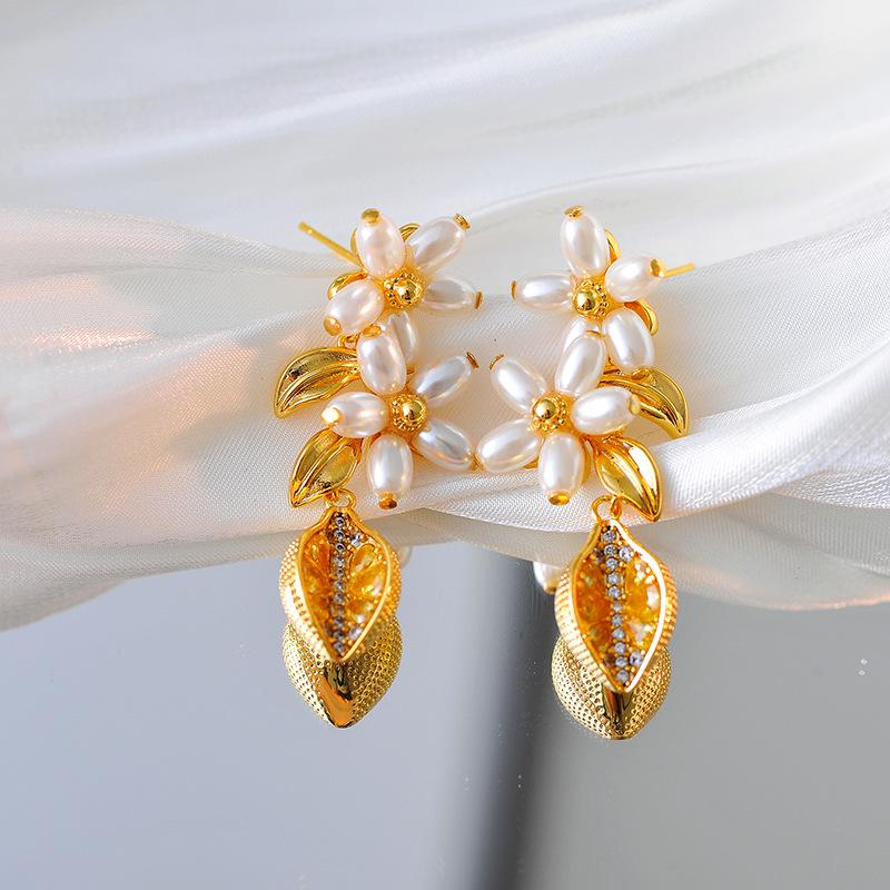 Lemon Petal Pearl Necklace with Zircon Rhinestones