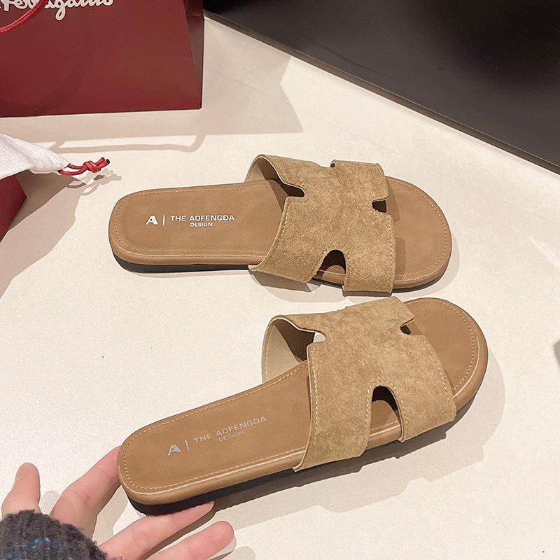 Slippers Women's Summer Wear New High-end Soft Flat-bottomed Beach Sandals Fashion One-word Sandals
