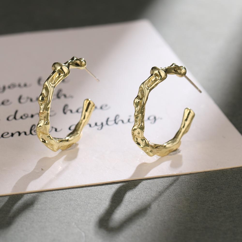 Boucles d'oreilles géométriques dorées creuses exagérées rétro créatives simples Personnalité féminine Boucles d'oreilles géométriques pour fille