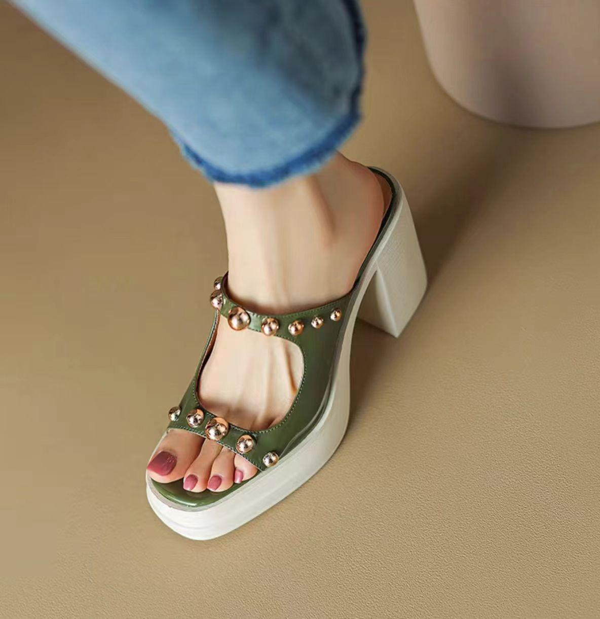 

Грубі підбори з відкритим носком круті капці для жіночої весни новинка корейська версія фея однослівні шльопанці заклепки порожнисті високі підбори круті капці 40 зелений