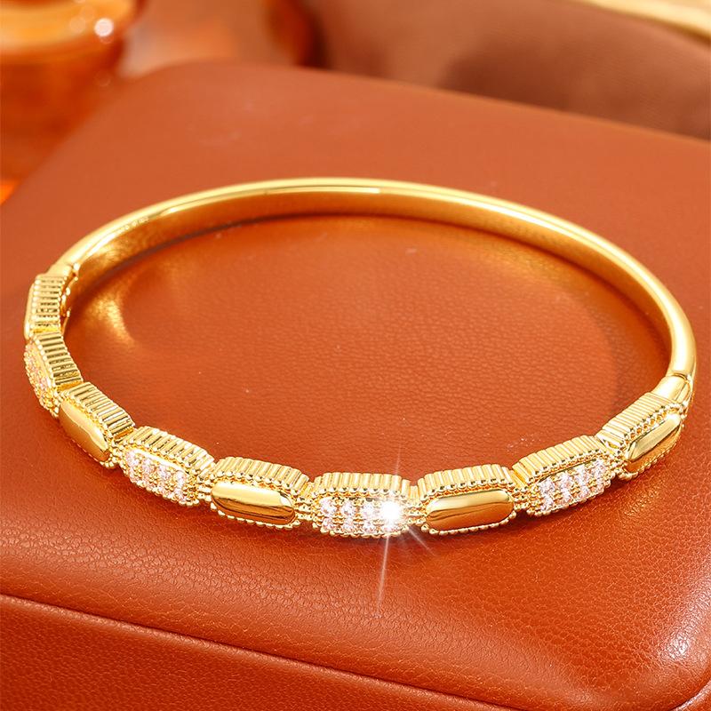 Women's hot-selling bracelets, copper-plated fashionable and simple bracelets, zircon inlaid temperament women's bracelets, popular bracelets.