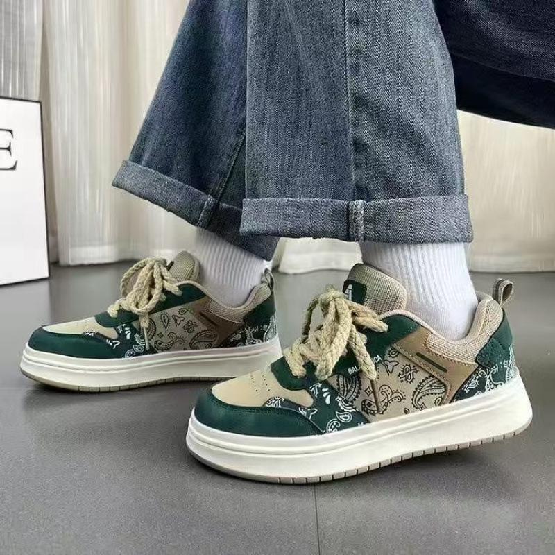 2024 Versatile Men's Black & White Soft Sole Skate Shoes - Breathable, Trendy Korean Style for Casual Wear, Hot Selling Among Students.