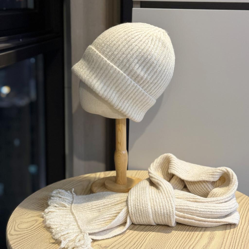 Gestrickte Mütze und Schal Zweiteiliges Set für Damen im Herbst und Winter Vielseitige Warme und Verdickte Kälteabweisende Kleine Wollmütze, die das Gesicht zeigt