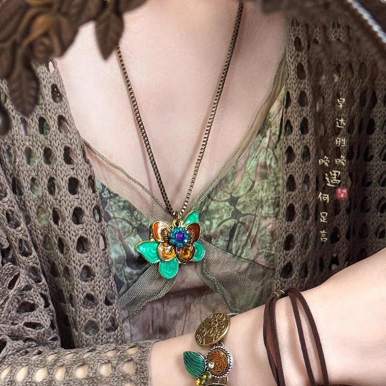 

Ожерелье-подвеска в виде бабочки с бриллиантами, двойная бабочка, ретро, легкая роскошь, темперамент, цепочка для ключиц, нишевое, универсальное, высококлассное ювелирное изделие