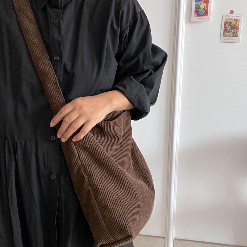 

New corduroy retro messenger bag large capacity autumn and winter Maillard color versatile shoulder bag literary women s bag темно-коричневого кольору