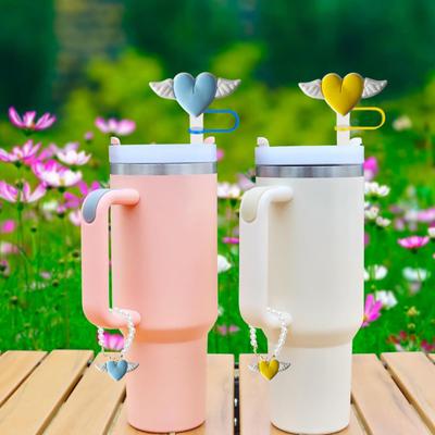 1 Set Trinkhalm-Abdeckung mit Kunstperlenkette, Herz-Flügel-Anhänger, Griff-Dekoration für Wasserbecher, Trinkhalm-Stopfen, Topper-Schutz, Trinkglas-Zubehör