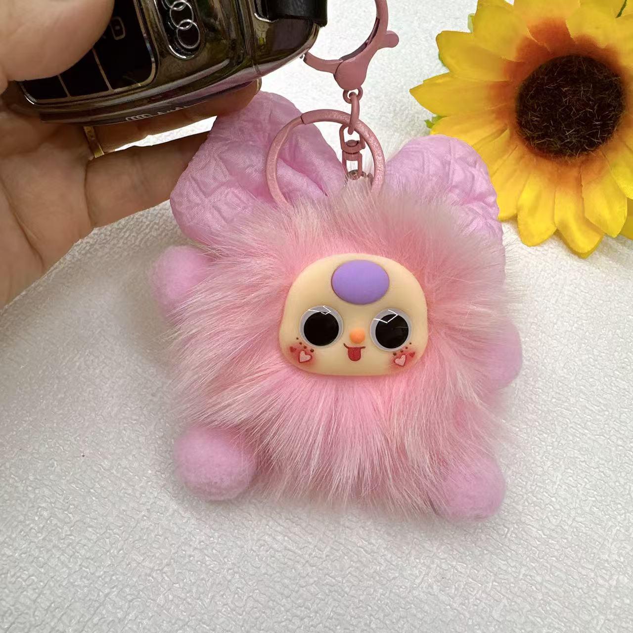 

Очаровательный брелок-подвеска в виде куклы-эльфа с помпоном из лисьего меха розовый