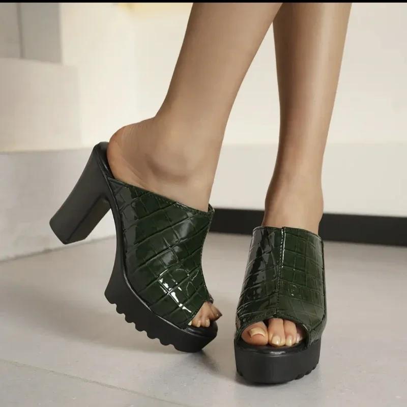 Vends de nouvelles pantoufles pour femmes à la mode à semelle épaisse, chaussures de soirée gladiateur pour femmes, sandales à talons hauts, chaussures à bouche de poisson à talons hauts