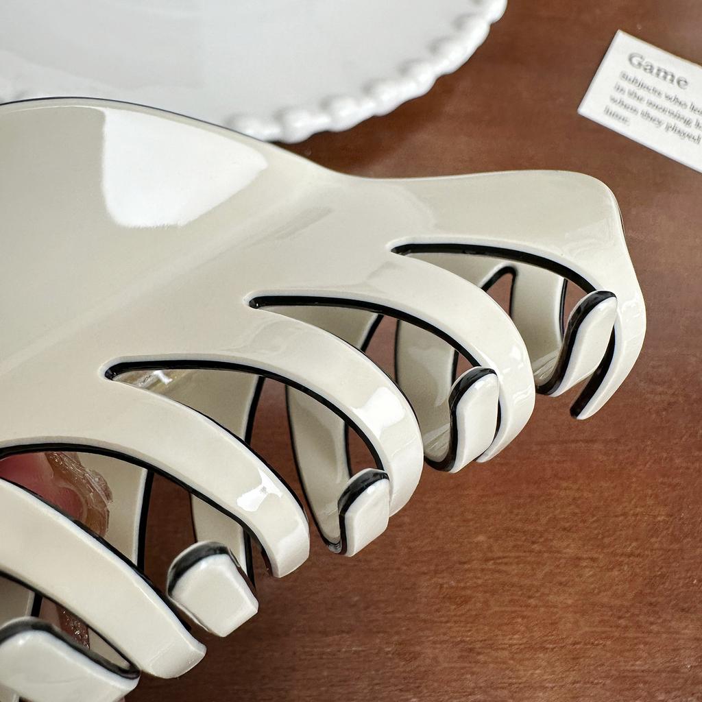 Hair Acetate Premium Claw Clip In Classic White And Black For Chic Hairdos Everyday