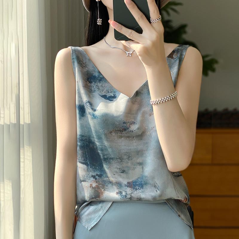 

Элегантный женский топ на подтяжках из шелкового атласа с внутренней майкой