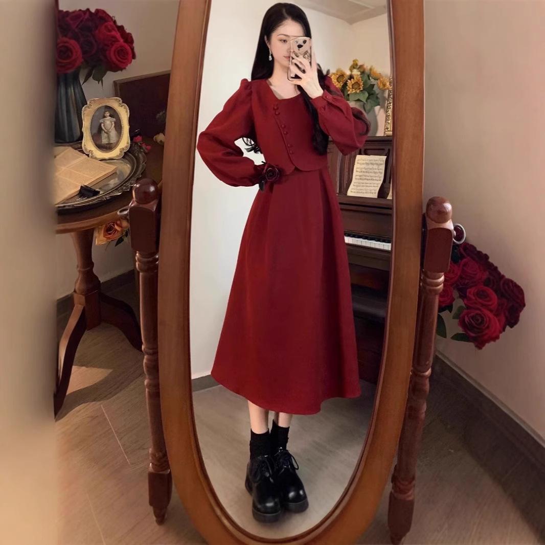 

2024 Women s Retro French Hepburn-Style Red Dress: Autumn/Winter Waist-Slimming S
