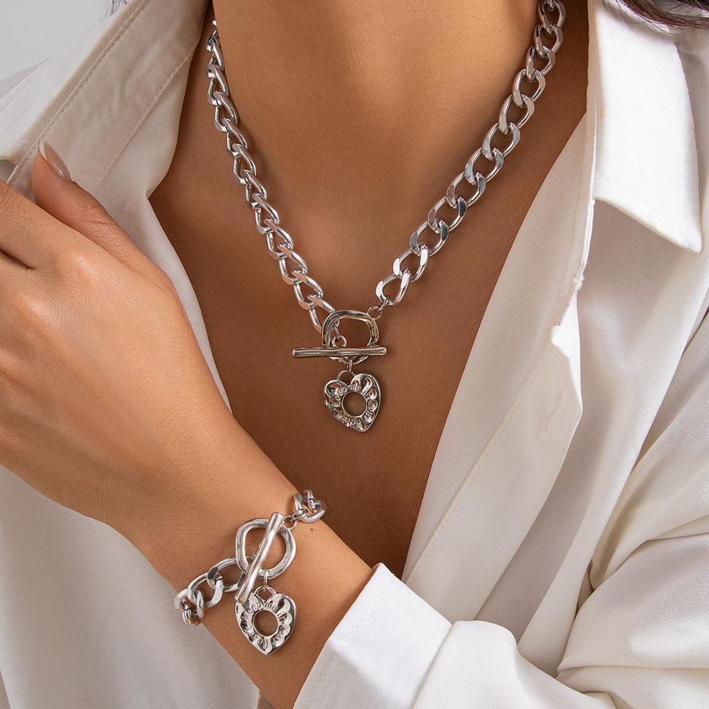 Personalized Punk Lava Hollow Love Pendant Necklace, Simple Metal Ot Buckle Collarbone Chain Necklace