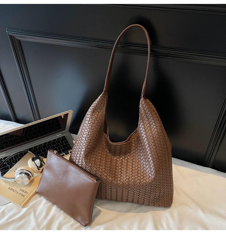 

Autumn and winter retro woven bag women s 2025 new trendy fashion simple tote bag Korean version single shoulder armpit bag women
