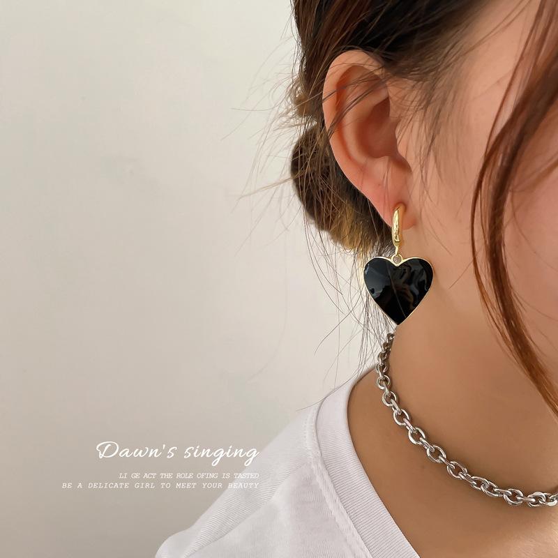 Kolczyki ze stali tytanowej z matową brzoskwinią w kształcie serca Kobiece słodkie kolczyki z biżuterią Kolczyki