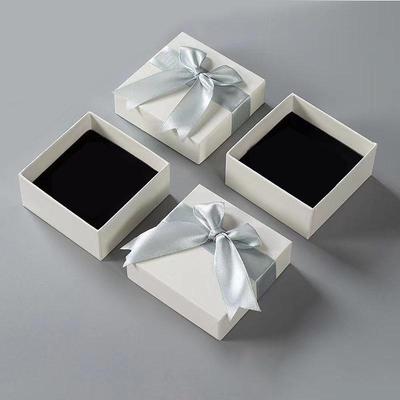 Creazione di gioielli e bijoux – Portagioie ed espositori per gioielli