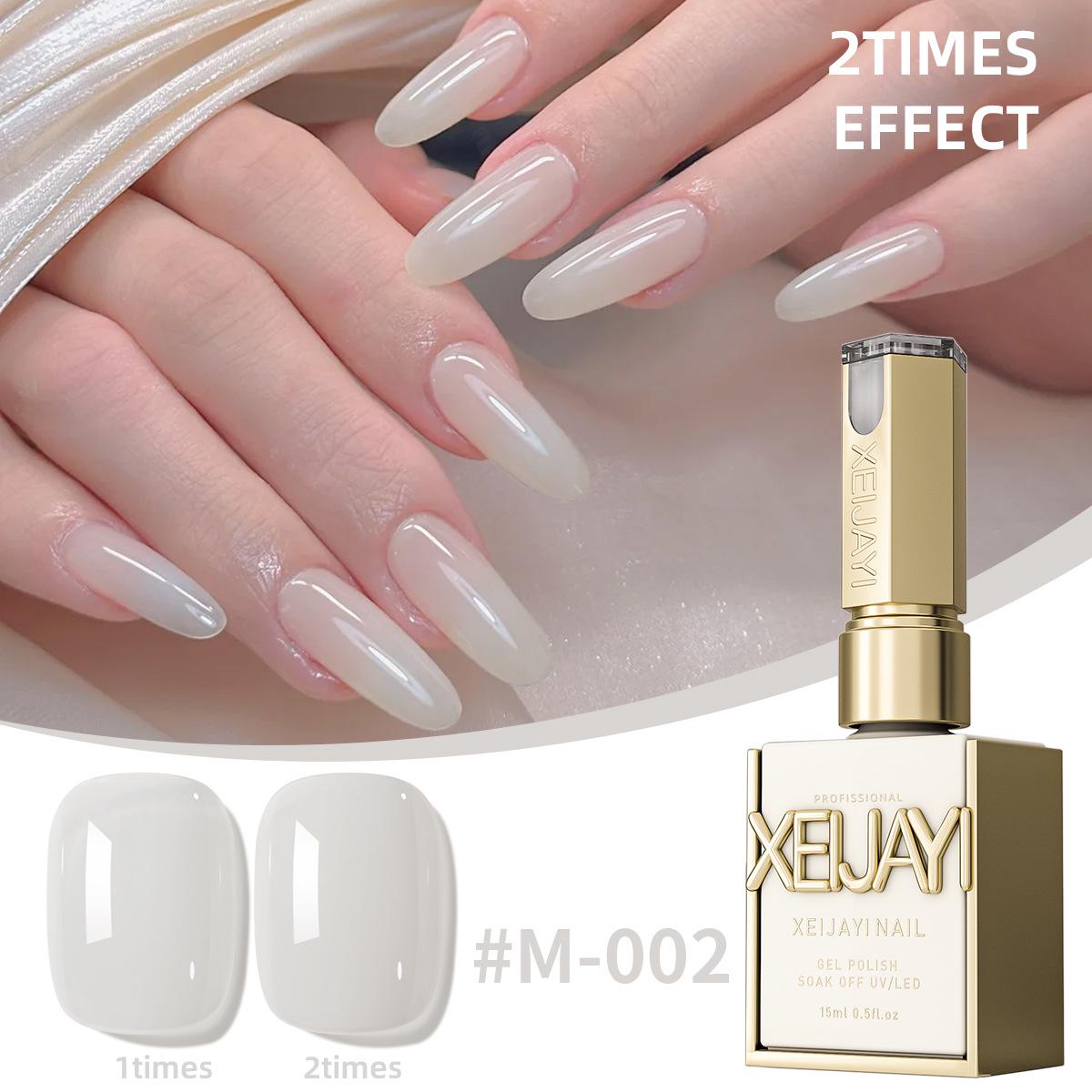 

Молочно-белый полупрозрачный гель для ногтей – тренд весны/лета 2025