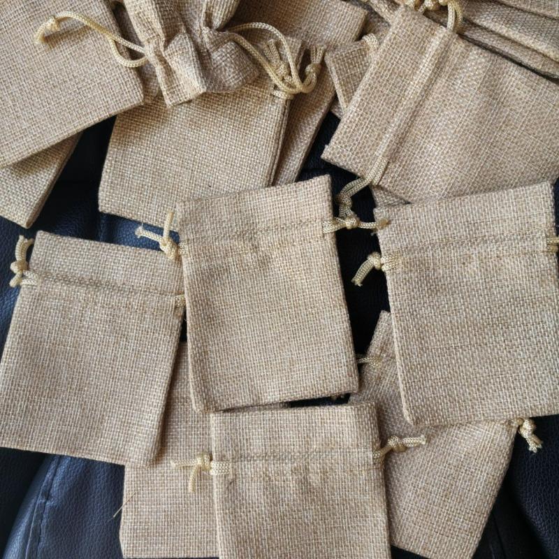 10-50 szt. Brązowa Torba ze Sznurkiem Juta Pouch na Biżuterię Len Torba Pakująca DIY Boże Narodzenie Torby na Cukierki Organizer do Przechowywania