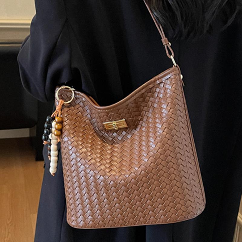 Woven bucket bag bag women's 2025 new fashion daily simple leisure commuter tote armpit bag