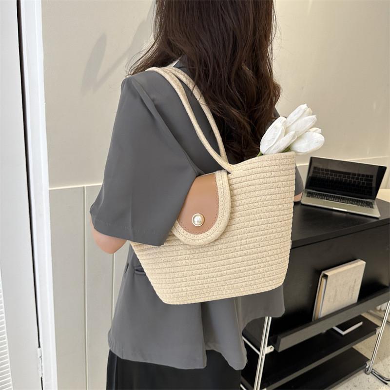 Chic Casual Tote Bag For Women In Trendy Off-white And Khaki Colors With Stylish Design