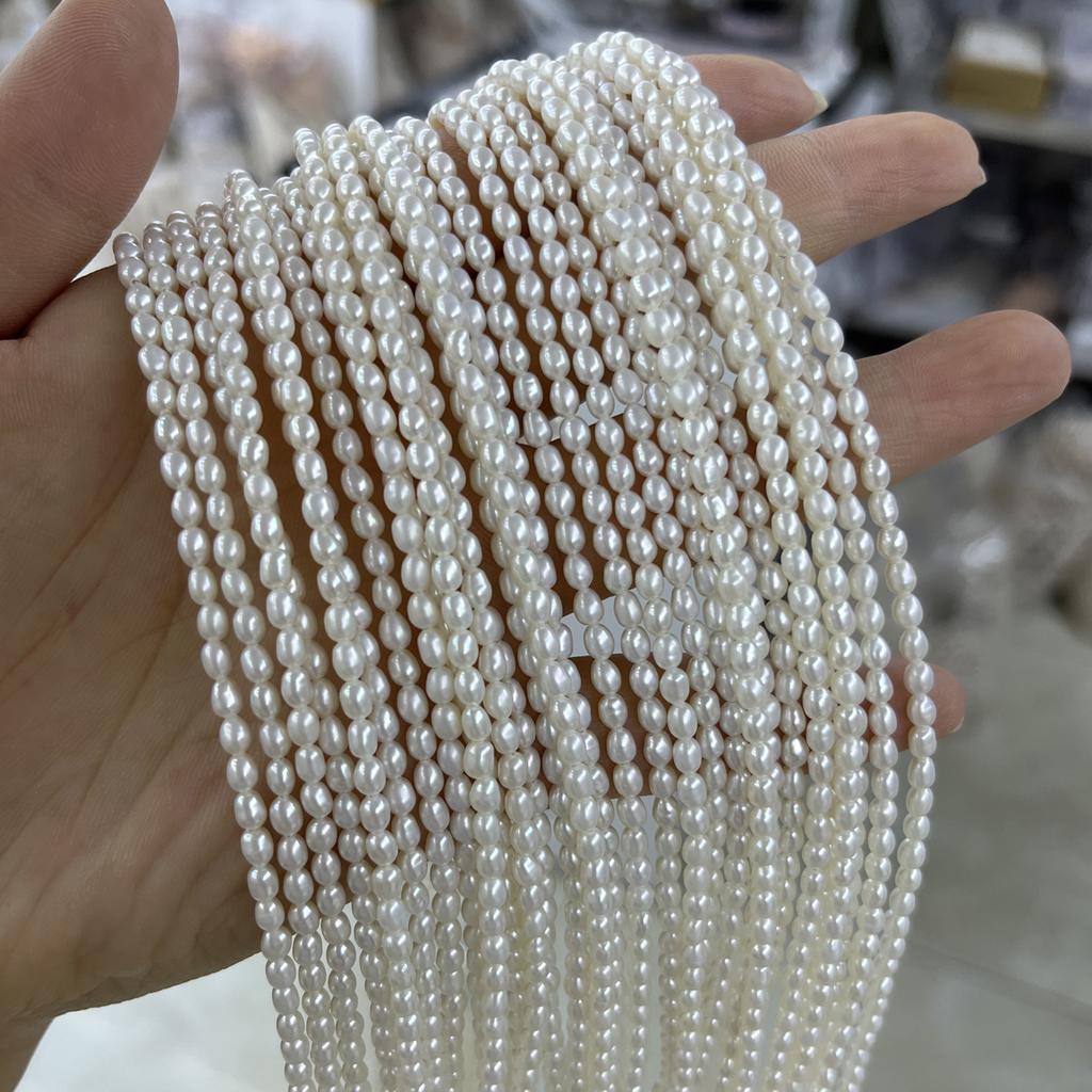 1 pramen, Bílé přírodní sladkovodní perly, Ručně vyráběné rýžové perly pro výrobu šperků DIY řemesla (Korálky 2-3 mm, Délka 36 cm)