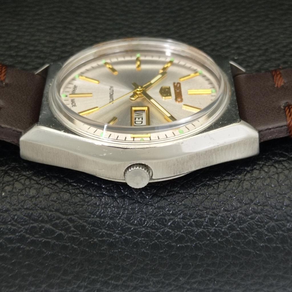 AUTOMATIC VINTAGE SEIKO 5 JAPAN MENS SILVER COLOR DIAL WATCH a701231-5 R206a-a701231