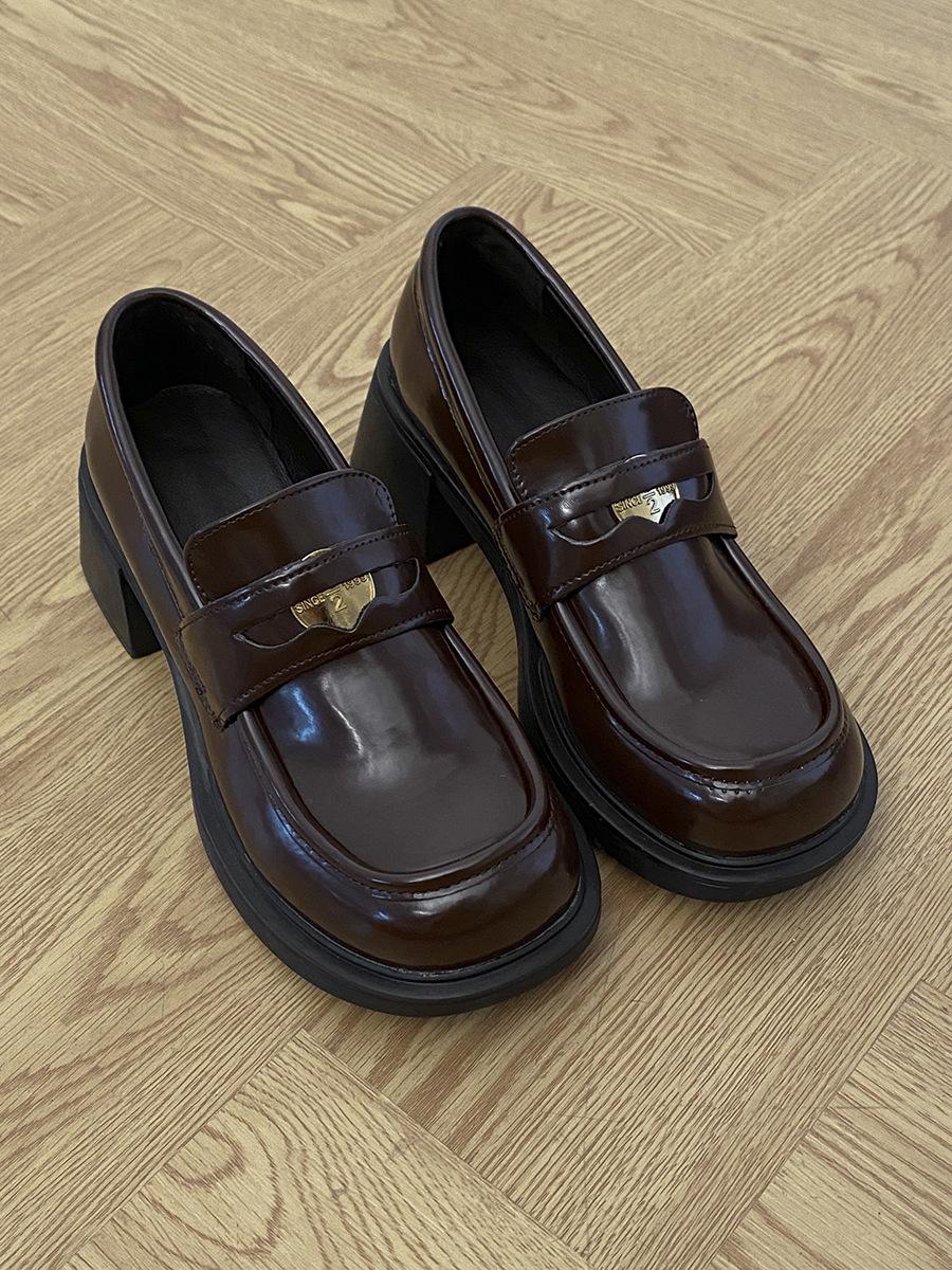 

Милые девушки Лолита японские туфли JK для девушек студентки из искусственной кожи толстые туфли на среднем каблуке ретро металлические значки туфли-лоферы неглубокие туфли-лодочки 35