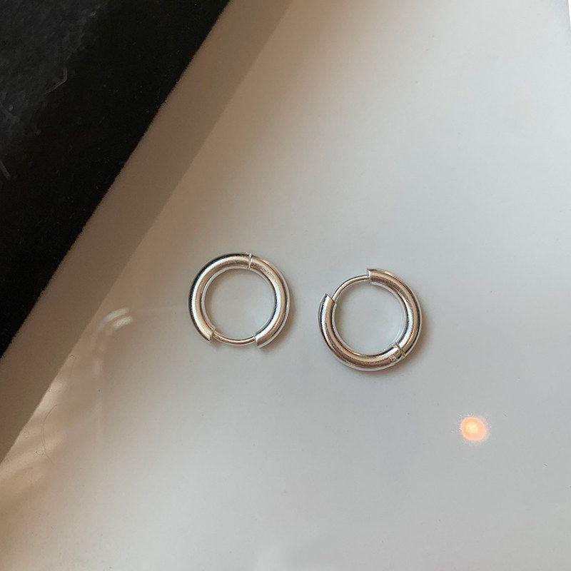 

Simple and Versatile Matte Metal Silver Plain Hoop Earrings for Women, High-End and Exquisite 2026 New Style Circle Hoop Earrings Small Size - Silver [Diameter about 1.5cm]