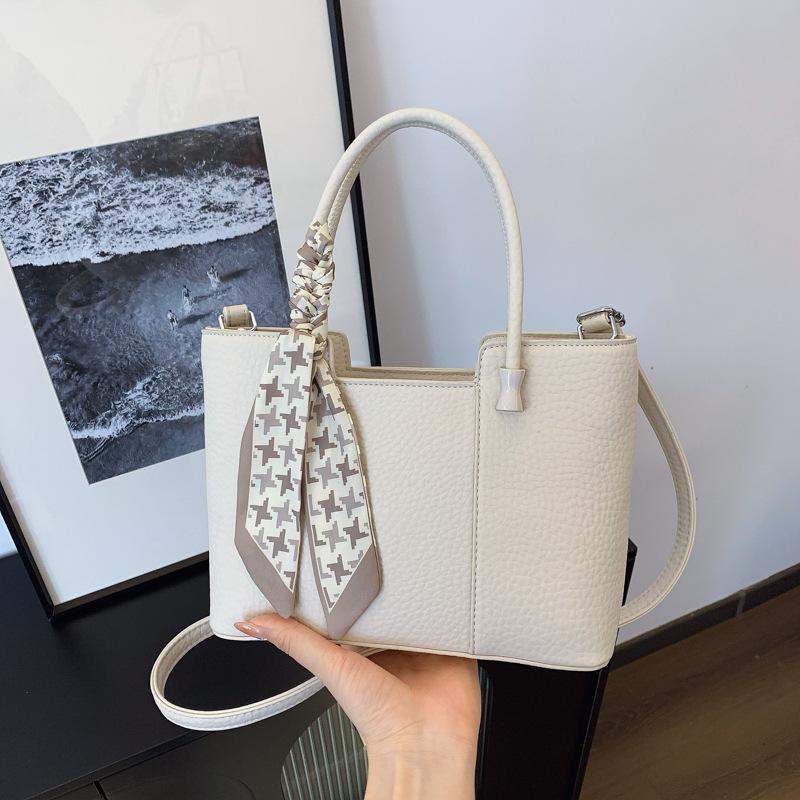 Portable commuter bag, women's 2025 new trendy Korean tote bag, premium foreign style messenger bag, shoulder bucket bag.