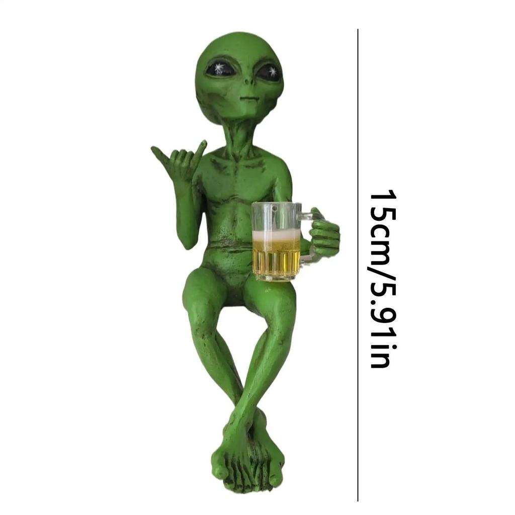 Alien Statue trinkt Bier Alien Skulptur Harz Handwerk Neuheit Lustige Schreibtischdekoration Bücherregal Büro Schreibtisch Garten Dekor