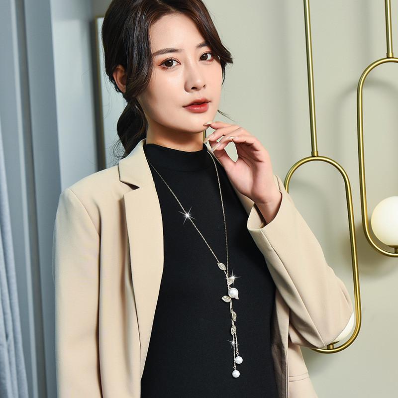 Stylish Autumn Winter Leaf Design Necklace Featuring Alluring Pearls And Fashionable Elements