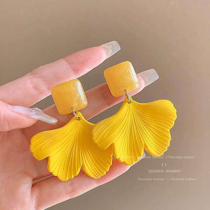 2025 New Retro Hong Kong Style Colorful Earrings: Luxury, High-End Studs, Exaggerated Fashion for Women