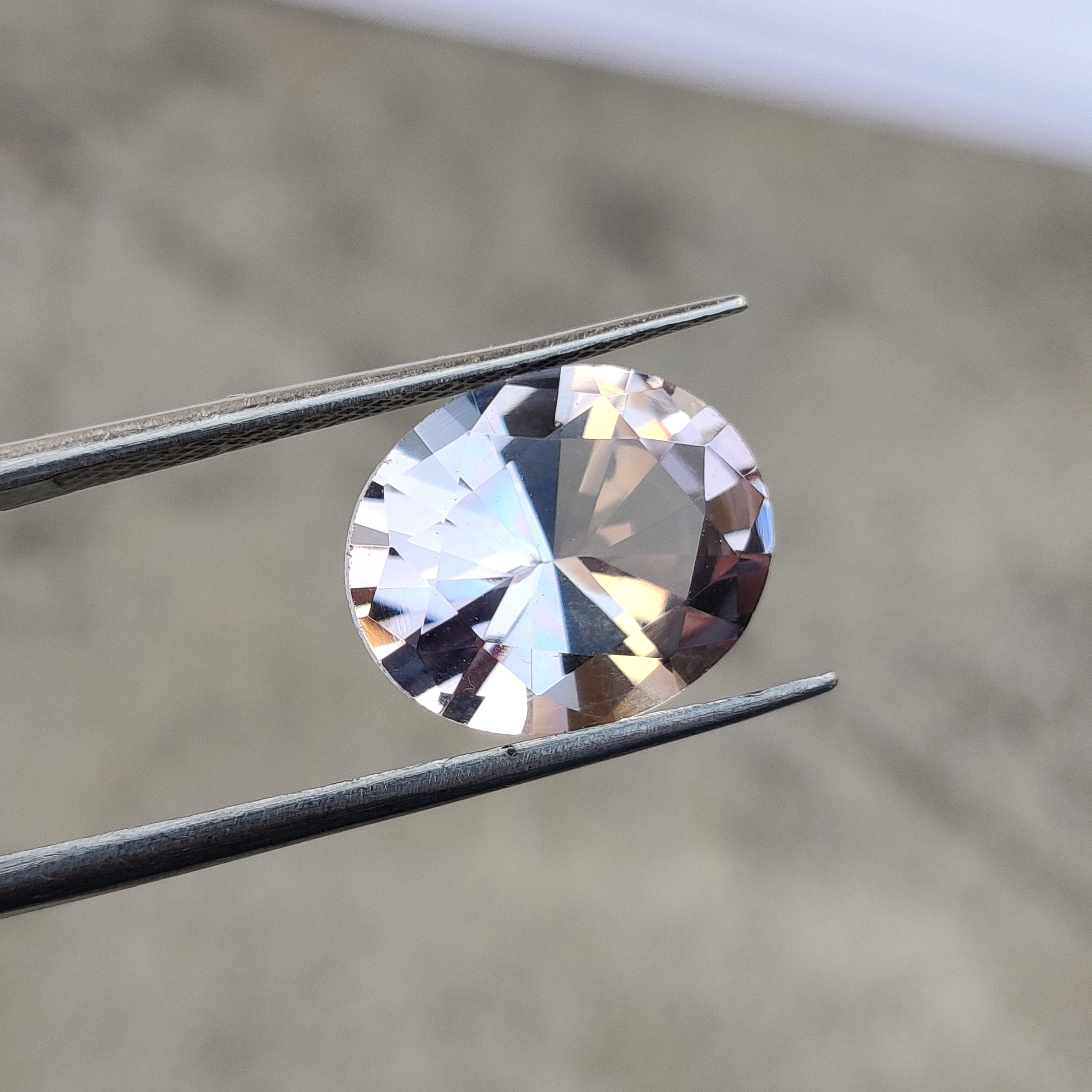 

Аметист огранки «вогнутый», 3,70 карата, размер камня 12x10x6 мм. 3.70 Carat, 12x10x6 mm