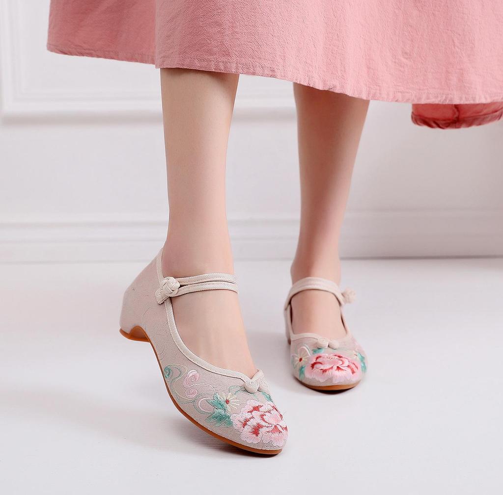 Beijing Embroidered Retro Mid-Heel Qipao Shoes: Ethnic Hanfu Dance Footwear with Pointed Toes