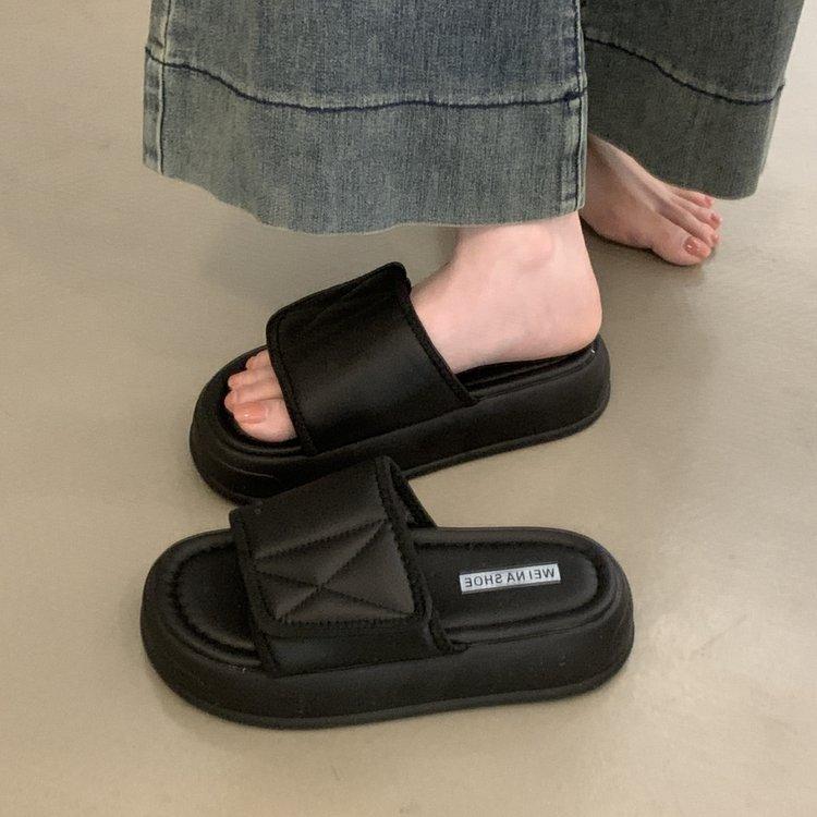 

Slippers women s 2025 summer new wear Velcro muffin thick bottom stepping on shit feeling fashionable non-slip beach shoes 35