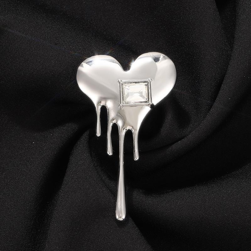 Fashion Punk Style Lava Love Brooch Creative Niche Design Heart-Shaped Suit Pin Collar Accessories Brooches for Women Girls