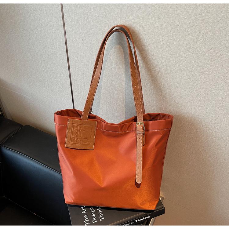 Simple, lightweight and large-capacity nylon cloth tote bag women's 2025 new high-end casual solid color mommy shoulder bag
