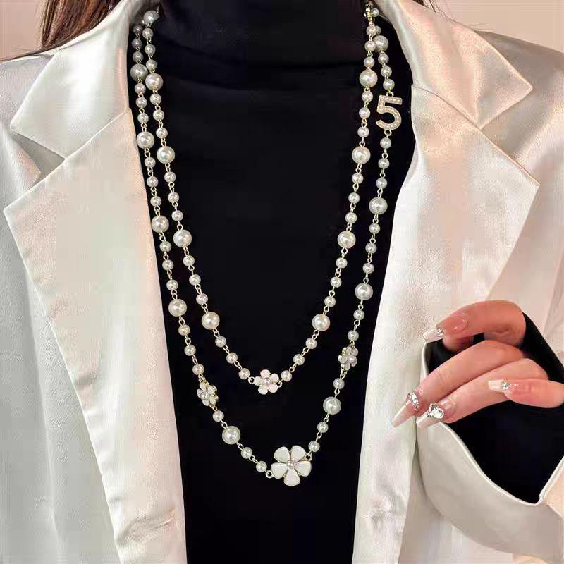 Elegant Pearl Four-Leaf Clover Women's Necklace - Versatile Layered Sweater Chain for Autumn/Winter