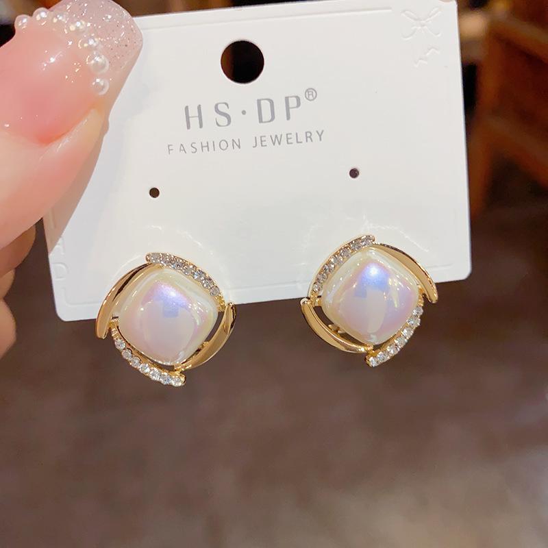 Sweet Temperament Imitation Mabe Pearl Diamond Earrings Ear Clips for Women Simple and Versatile Small Earrings