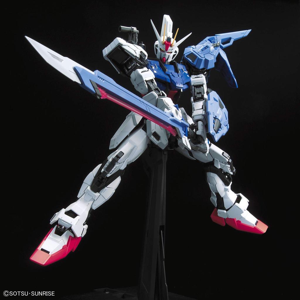Plastikový model PG Mobile Suit Gundam SEED Perfect Strike Gundam v měřítku 1/60, barevně kódovaný.