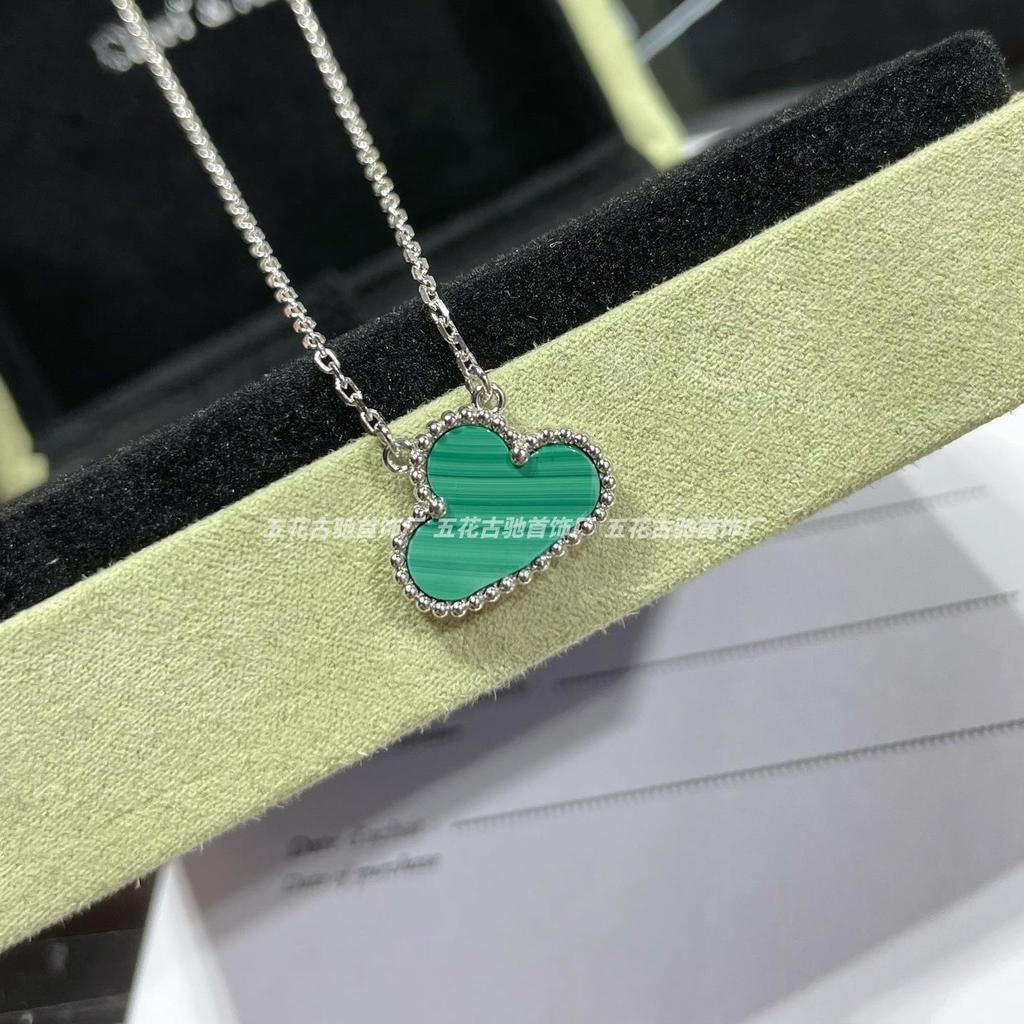 Náhrdelník Van Cleef se čtyřlístkem: Zlatý přívěsek pro ženy s pětilistým designem, bílou perletí, červeným achátem a diamantem.