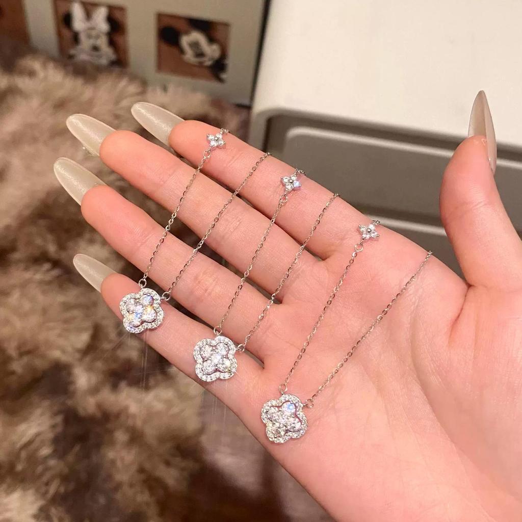 Exquisite Four-Leaf Clover Necklace for Women - Light Luxury and Sparkly Clavicle Chain, Perfect Gift for Girlfriend or Bestie 2026.