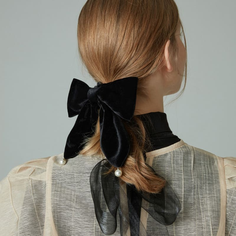 SOCKS APPEAL Velvet Ribbon Pearl Hair Scrunchie