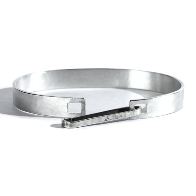 SEWNSWEN SEWN SUEN SILVER HAMMERED CLIP Bangle