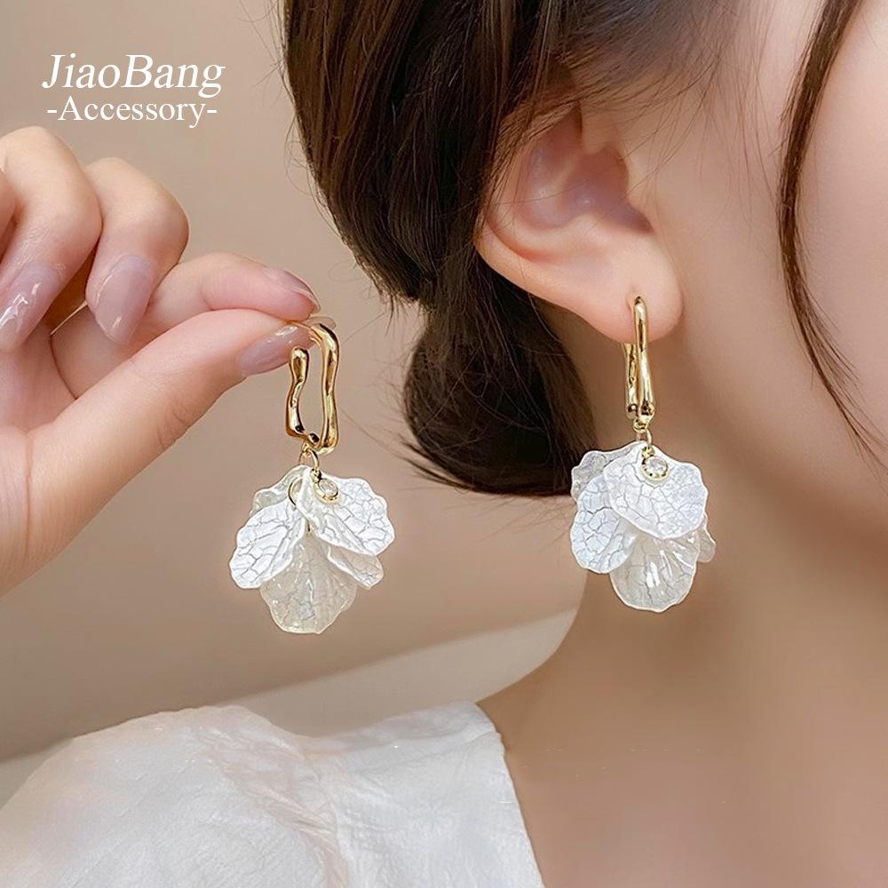 French Elegant White Flower Stud Earrings Personalized Design Super Fairy Silver Needle Earrings Premium Sweet Earrings